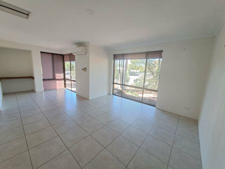 BEAUTIFUL THREE BEDROOM, TWO-BATHROOM HOME WITH SPA - Photo 5