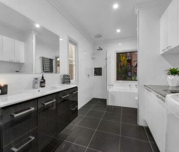 Three Bedroom Home with Swimming Pool! - Photo 5