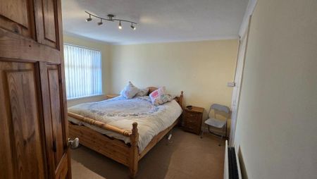 3 bedroom end of terrace house to rent - Photo 2