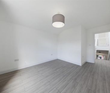 3 bedroom flat to rent - Photo 2