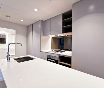 CONVENIENT CBD LIVING - 2 BED 2 BATH APARTMENT - Photo 1