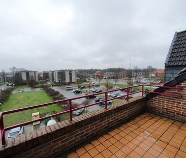 VOLLEDIG GERENOVEERD RUIM APPARTEMENT MET 2 SLAAPKAMERS EN TERRAS. - Foto 3