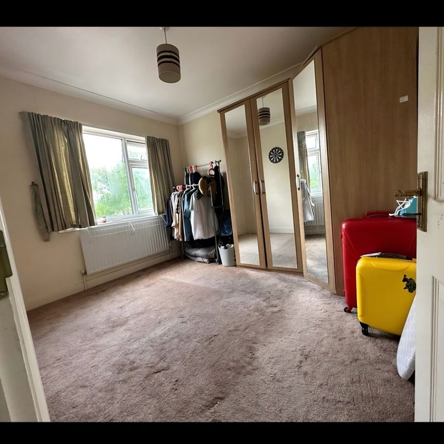 3 Bed Terraced House, Whites Avenue, IG2 - Photo 1