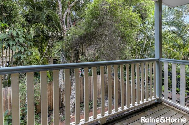 Spacious, Fully Air Conditioned Townhouse in sought after Street! - Photo 1