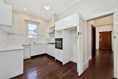 Charming apartment on Broadway - Photo 5