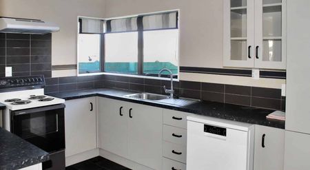 KELVIN GROVE - 3 BEDROOM - Photo 5