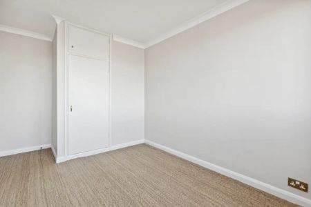 4 bedroom flat in Norfolk Crescent - Photo 5