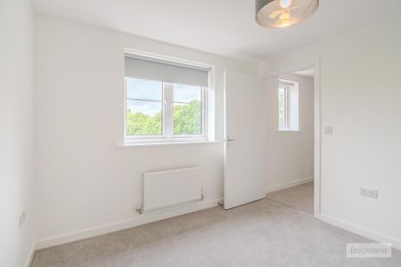 4 bedroom semi-detached house to rent - Photo 3