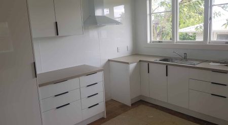 Fully Renovated House - Photo 2