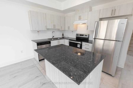 Condo Townhouse For Lease | S9230275 - Photo 4