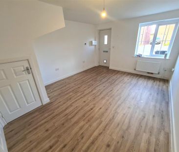 3 bedroom end of terrace house to rent - Photo 2