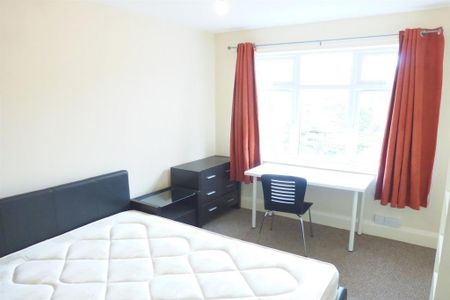 4 bedroom semi-detached house to rent - Photo 4