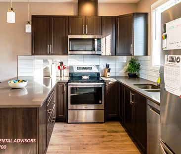 GREAT 3 BED, 2.5 BATH, 2 STOREY TOWNHOUSE W/A DETACHED DOUBLE GARAG... - Photo 5