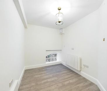 4 bedroom end of terrace house to rent - Photo 2