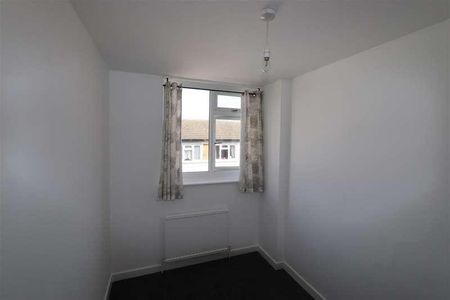 West Road, Shoeburyness, Southend-on-sea, SS3 - Photo 2