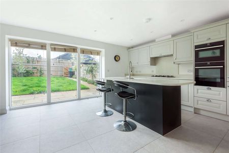 A superbly presented family home set in a private development. - Photo 5