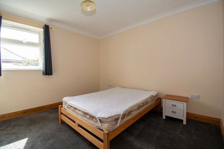 Student house on Redhill drive - Photo 5