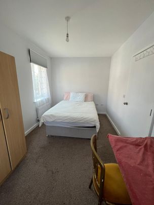 Room in a Shared House, Cross Way, NW10 - Photo 1
