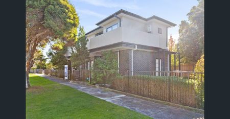 **REGISTER TO INSPECT VIA REALESTATE.COM.AU & STUDENT ID MUST BE PROVIDED AT ENTRY, WHEN VIEWING THIS RENTAL PROPERTY WITH BARRY PLANT FRANKSTON** - Photo 5