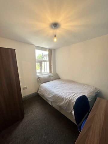 8 bedroom terraced house to rent - Photo 2