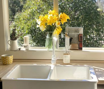 Beautifully Renovated & Fully Furnished 2 Bedroom Home - Photo 6