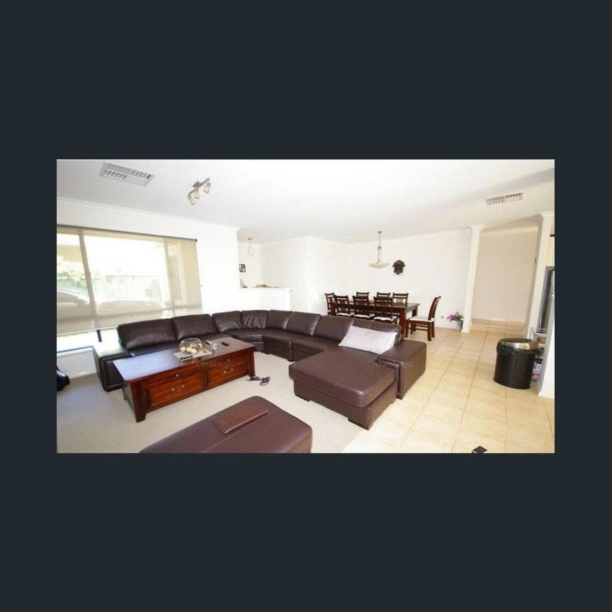 GORGEOUS 4x2 IN THE HEART OF VIC PARK! - Photo 1