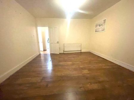 two bedroom first floor flat close to seven king station - £1900 - Photo 3