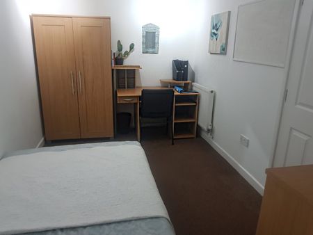 6 Bed Semi-Detached House, Staple Hill Road, BS16 - Photo 3