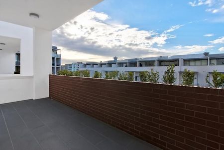 MAROUBRA JUNCTION - 2 BED - 2 BATH APARTMENT + TIMBER PARQUETRY FLOOR - Photo 5