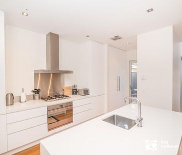 CENTRALLY LOCATED PRIVATE RESIDENCE, FULLY FURNISHED & SERVICED WEEKLY - Photo 4