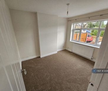 3 bedroom semi-detached house to rent - Photo 4