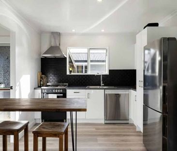 Modern two bedroom - Photo 2