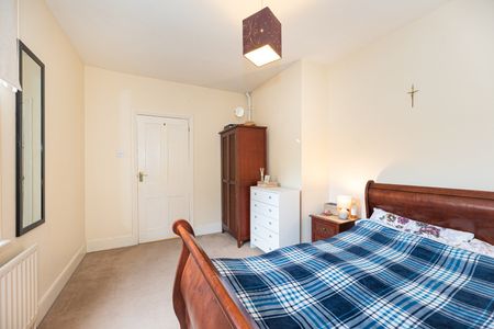 2 Bed Flat, Chestnut Road, SW20 - Photo 3