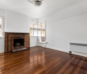 CLASSIC SPACIOUS ART DECO APARTMENT - Photo 3