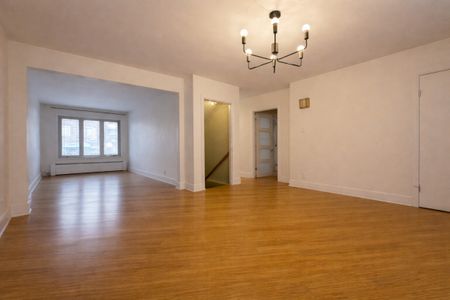 Maison spacieuse à paliers multiples avec espace de vie lumineux et fonctionnel - Photo 3