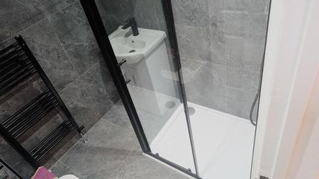 1 bedroom in a house share to rent - Photo 2