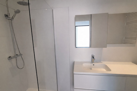 Instapklare rijwoning met 2 slaapkamers, terras met tuinperkje en kleine garage in een rustige straat in het hartje van Poperinge. - Foto 4