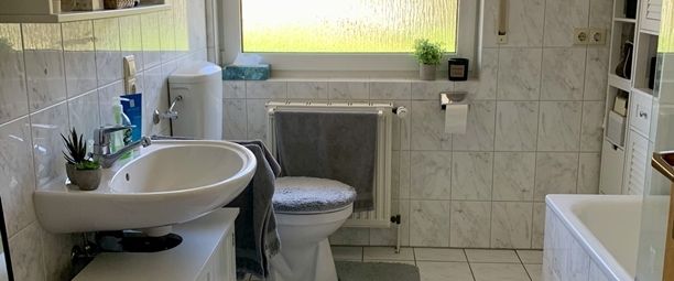Eine schöne Erdgeschosswohnung mit großzügigen Garten wartet auf Sie! - Photo 1