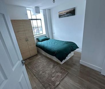 40 Bed Flat, Ruskin Square, CR0 - Photo 3