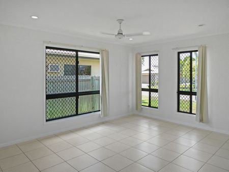 Bright & Spacious Living by the Beach - Photo 5