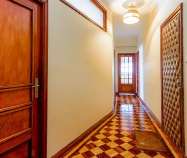 Room in a shared 6-bedroom apartment for rent in Porto. - Photo 1