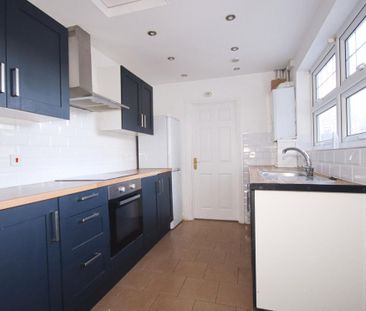 4 bedroom semi-detached house to rent - Photo 6