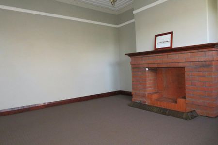 BEAUTIFULLY MAINTAINED AND CENTRAL HOME! - Photo 5