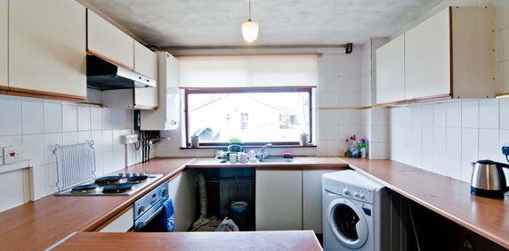 3 Bedroom Semi-Detached House - Photo 2