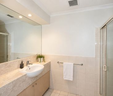 Fully Furnished City Apartment with Breathtaking Yarra River Views - Photo 6
