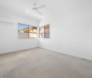 North-Facing Golf Course Haven in Exclusive Palm Meadows Estate. - Photo 4