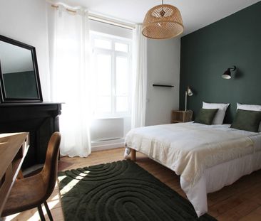 COLOCATION – UN VASTE APPARTEMENT ENTIÈREMENT RÉNOVÉ À DIX MINUTES ... - Photo 4