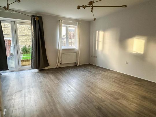 4 bedroom semi-detached house to rent - Photo 1