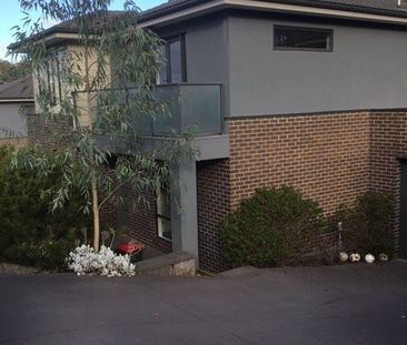 Family Living with large backyard. - Photo 2