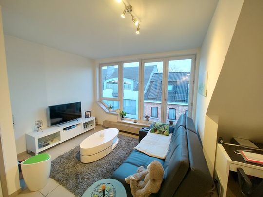 Appartement centraal gelegen nabij openbaar vervoer en E40. - Photo 1